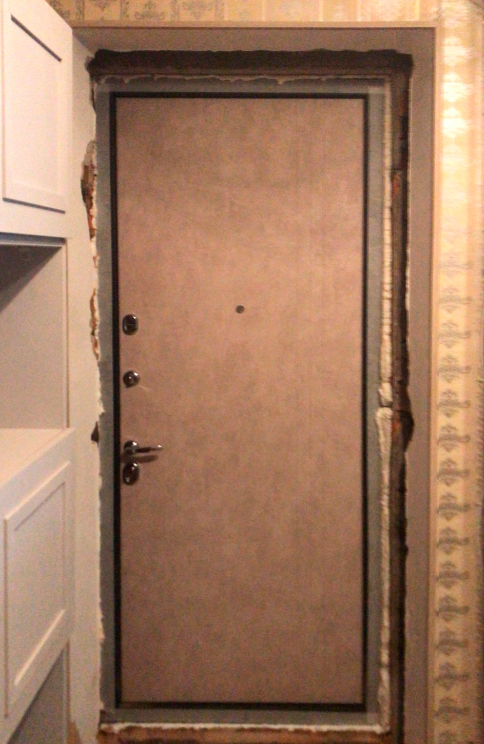 Входная дверь в квартиру 324АР1 вид изнутри