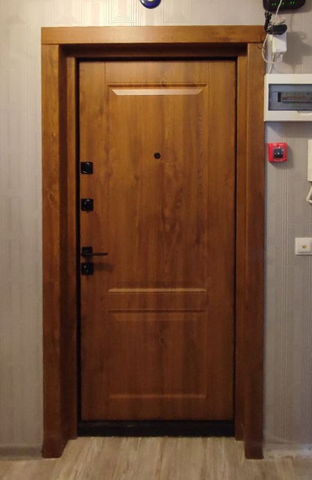 Входная дверь в квартиру 319АР1 вид изнутри