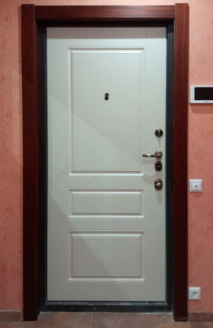 Входная дверь в квартиру 181АР1 вид изнутри