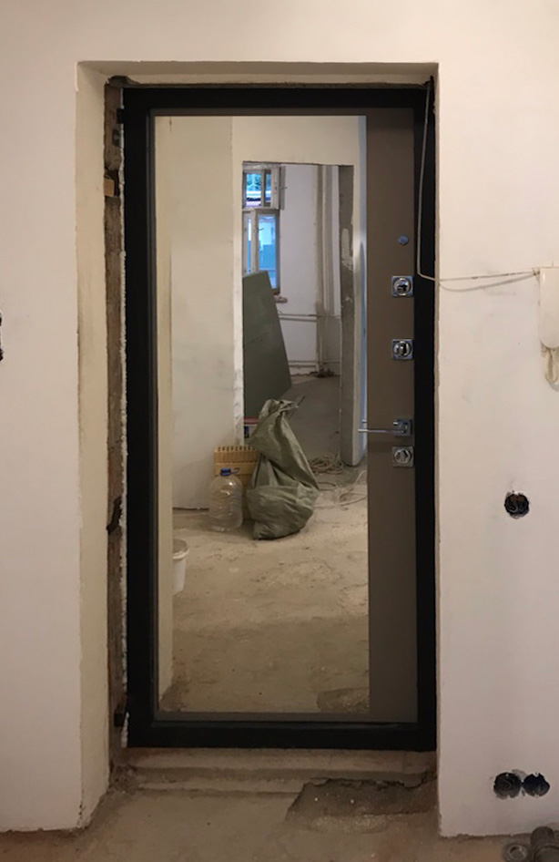 Входная дверь в квартиру 12АР3 вид изнутри